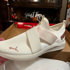 BNWT Women’s Puma tennis shoes size 10